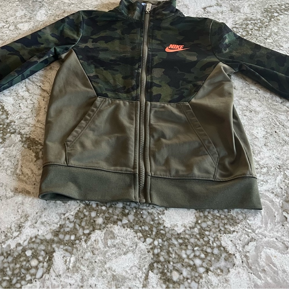 Boys Nike green camo jogging suit